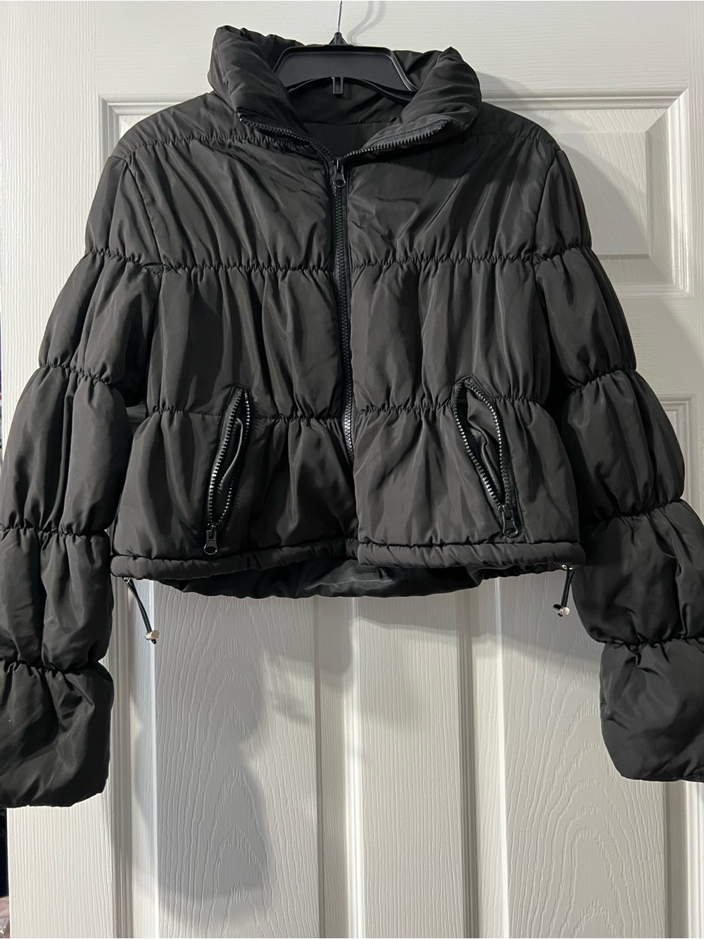 Cropped Black Women's Puffer Jacket with Zip Pockets
